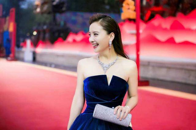 真有 孙茜身材真有“料”，大背头发型搭配蓝色抹胸裙，身材凹凸感十足