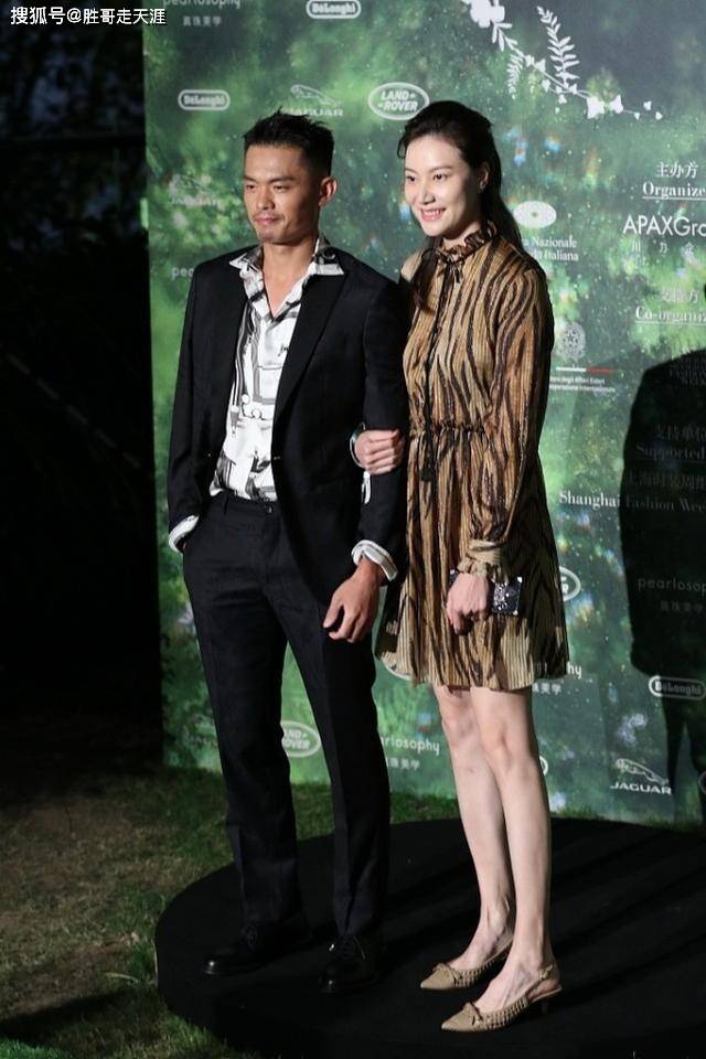 林丹挺 不打球的林丹挺有总裁范儿，谢杏芳裙装相配，姐弟恋的感觉挺浓