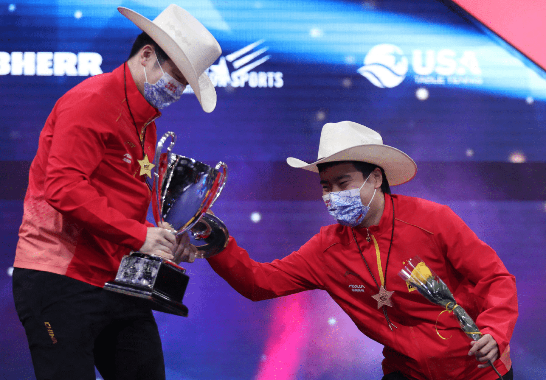 單打|樊振東隔空“亮相”石智勇婚禮，受新郎新娘一拜，又一名場(chǎng)面出圈