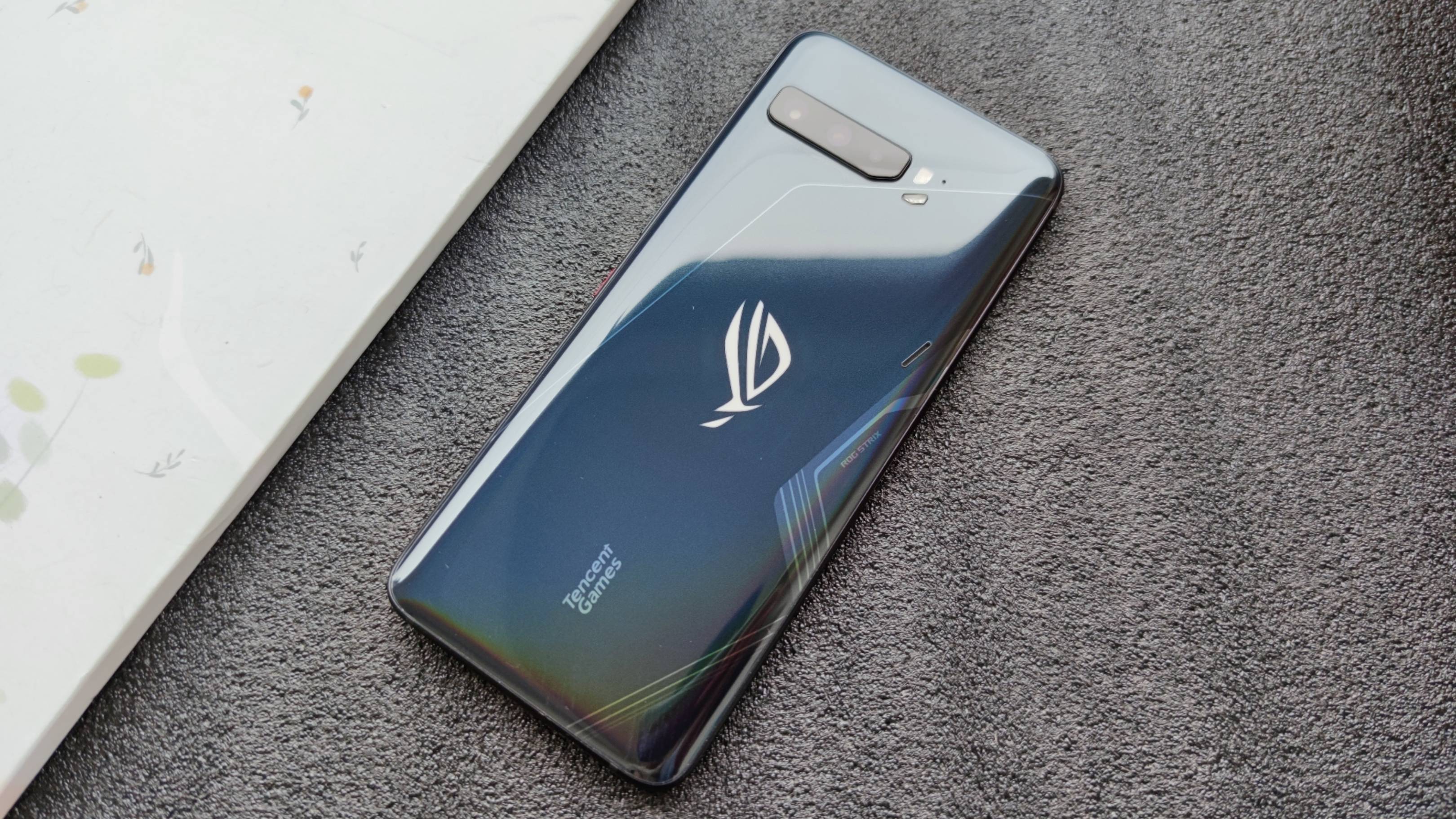 rog手机的直充技术深受年轻人们的喜爱超级燃