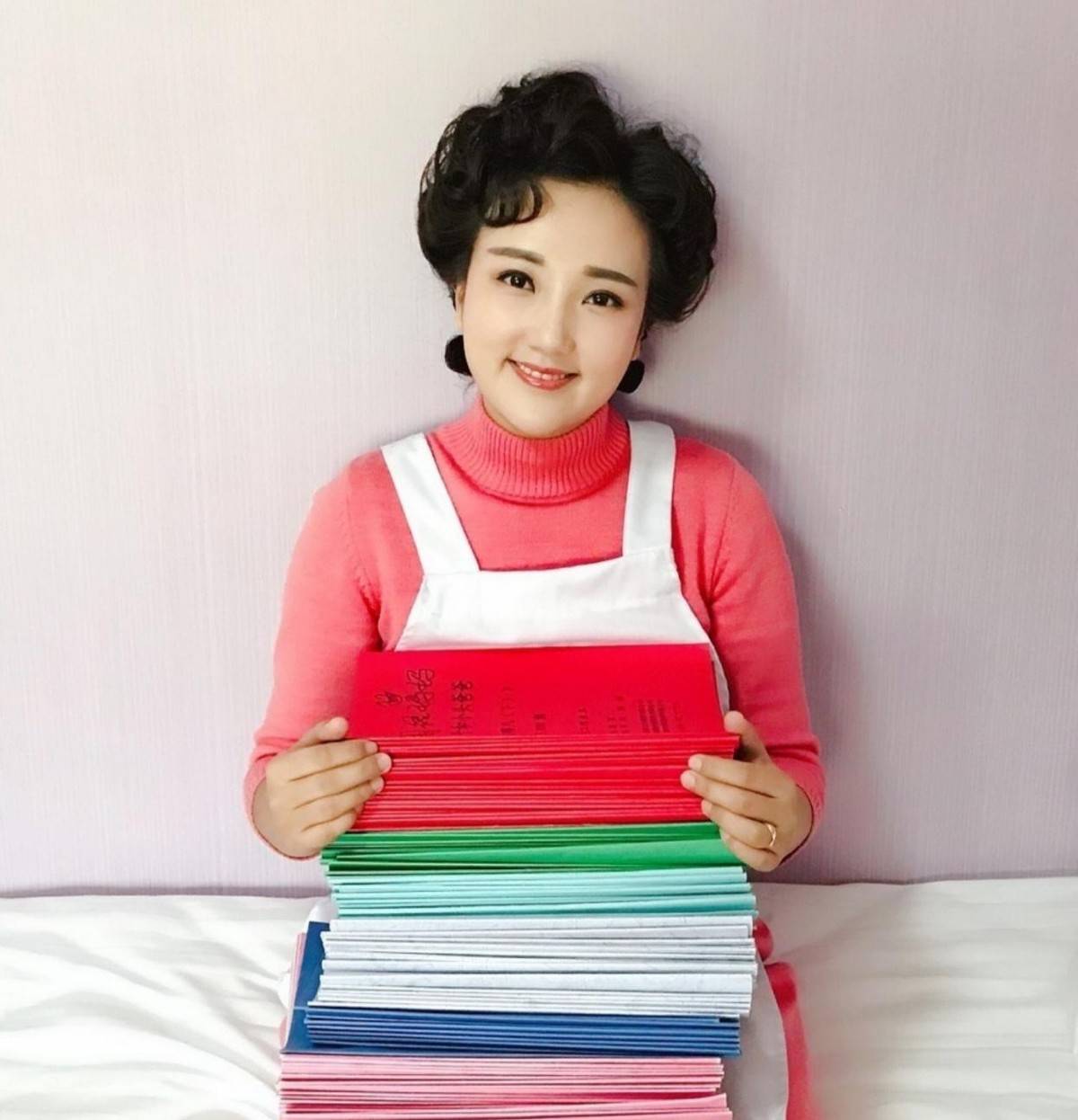 主持人杜沁怡产子产后坐轮椅还被老公抱上车曾是赵忠祥搭档