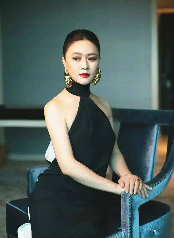 原创刘欢和儿女罕见同框刘一丝穿一身黑好低调挂脖裙穿出窈窕感