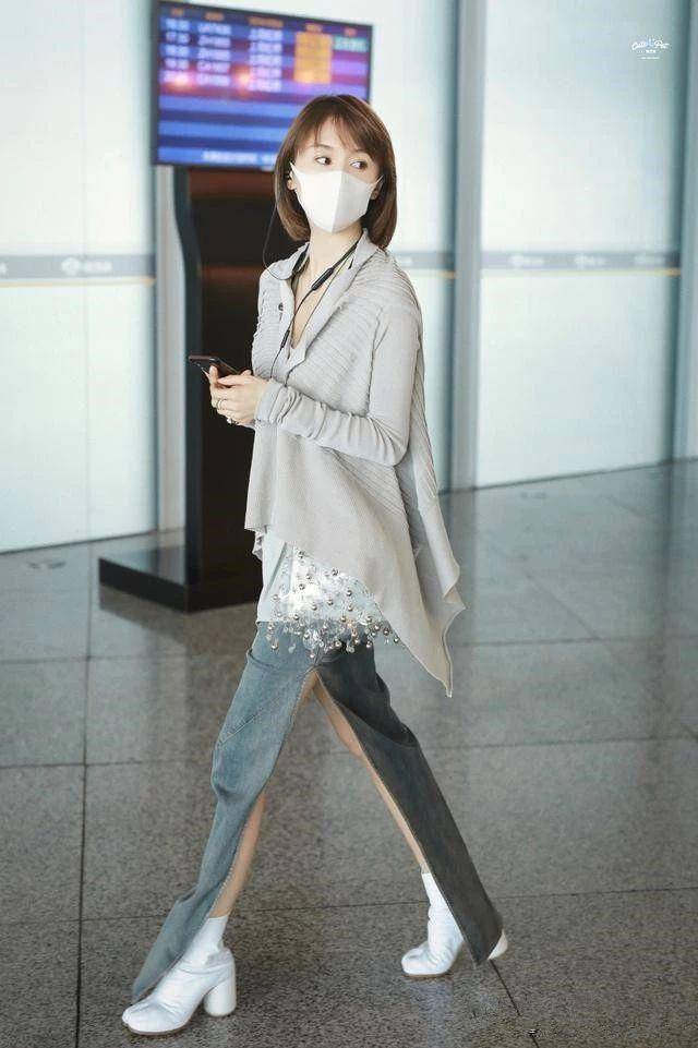 血色 王子文私服穿高开叉牛仔裙，明明是五五分的即视感却很时尚！