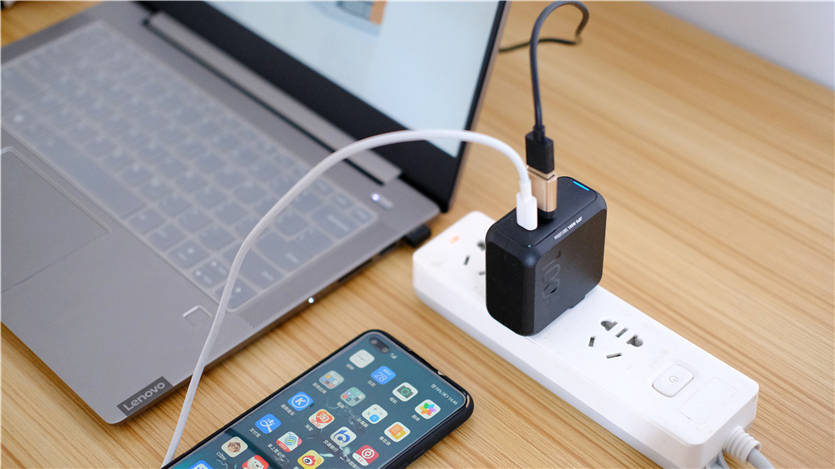 设计|给背包“减负”：Aohi Magcube 100W氮化镓充电器一个顶俩！