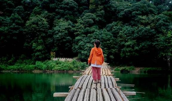 游江西婺源：一个叫樟村的地方，一条清澈的溪水，一部追过的电影