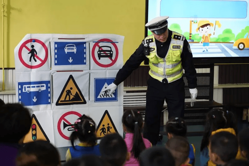 标牌|高速交警一支队在体育局幼儿园开展交通安全宣传活动