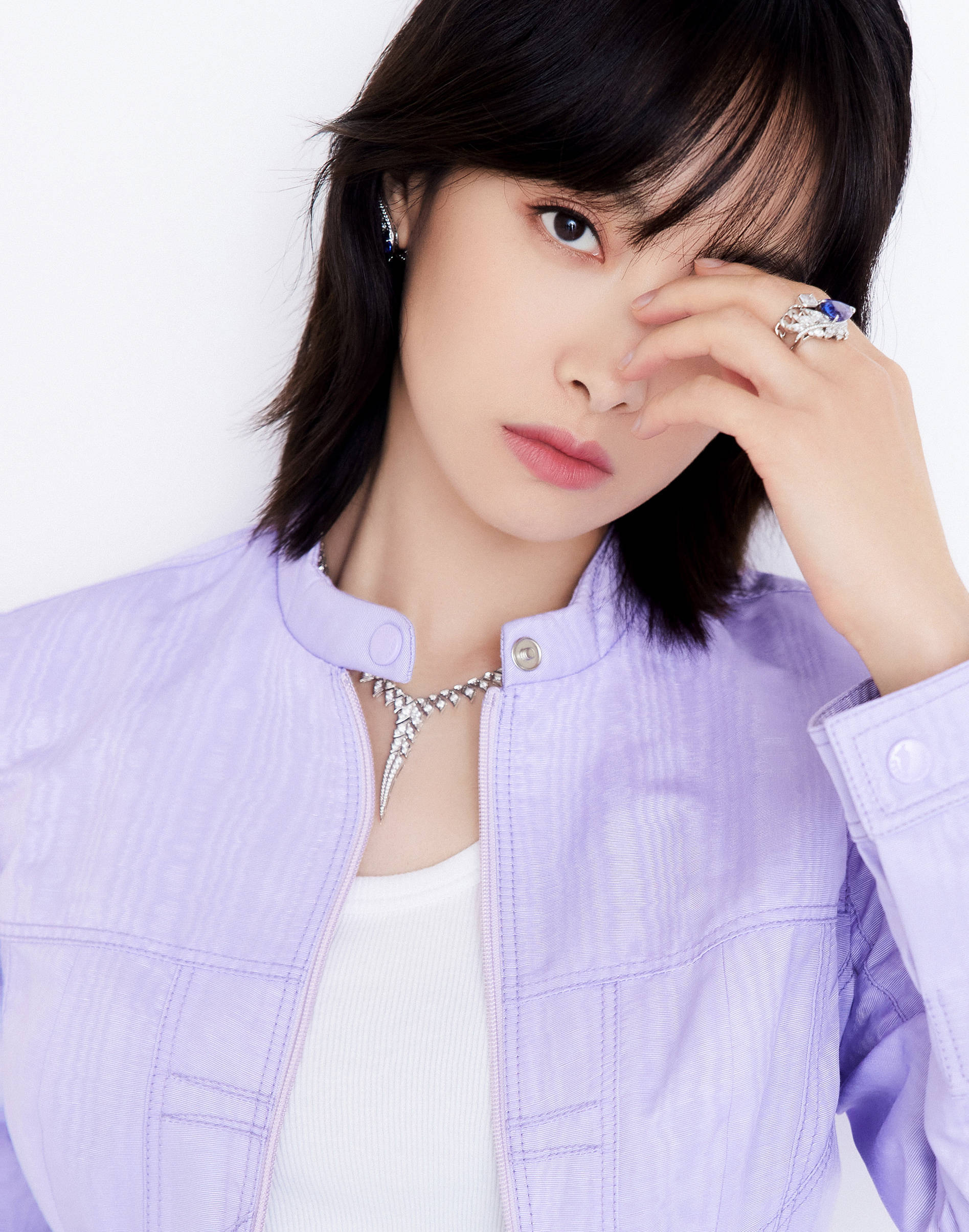 宋茜淡紫色工装造型照释出穿短裙秀笔直纤细美腿