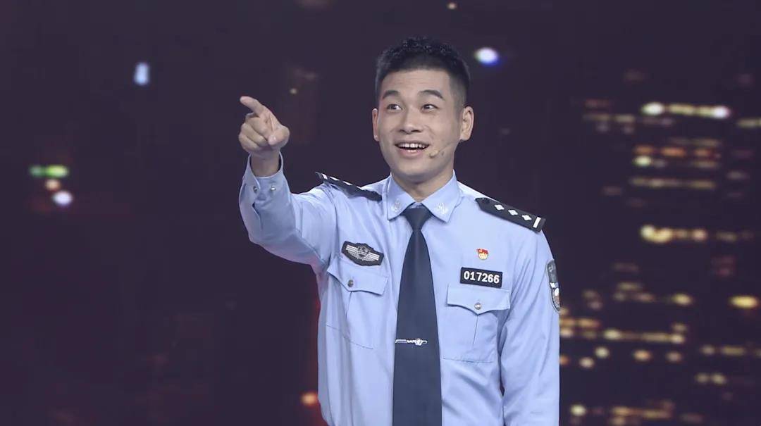 民警黄俊 表演脱口秀《路上那些事二》吴京安 海霞 敬一丹 宗平 朗诵