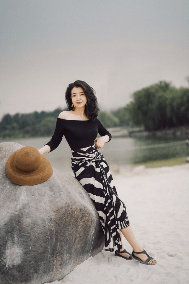 原创三木"女神博主"真会穿,一袭白色衬衫上衣搭配休闲,高级又洋气