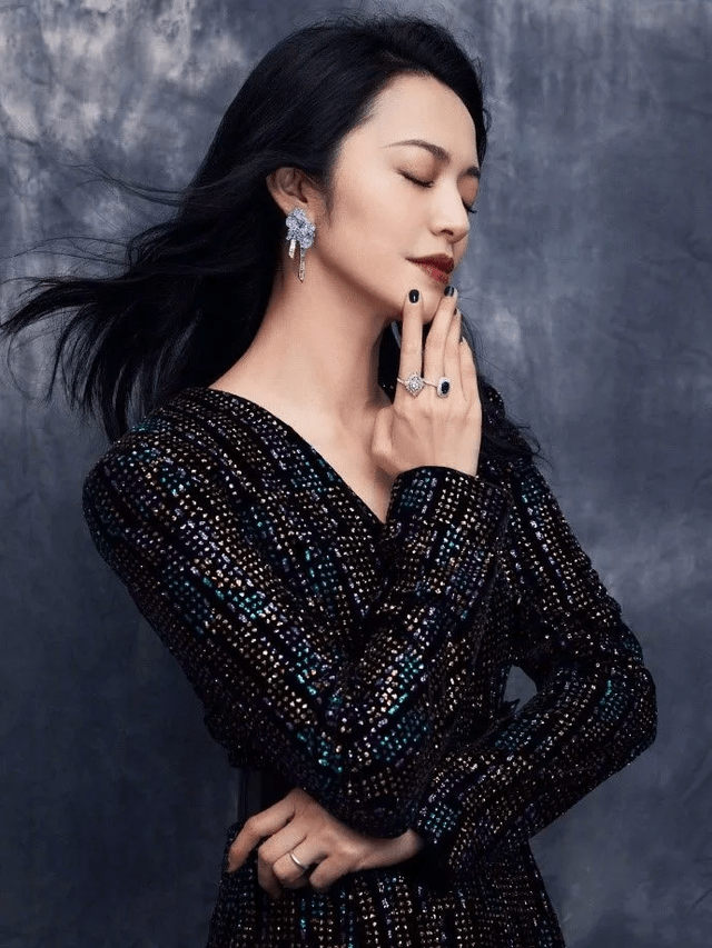 设计 40岁姚晨真霸气!亮片连衣裙性感高级,穿一字带高跟鞋女人味十足