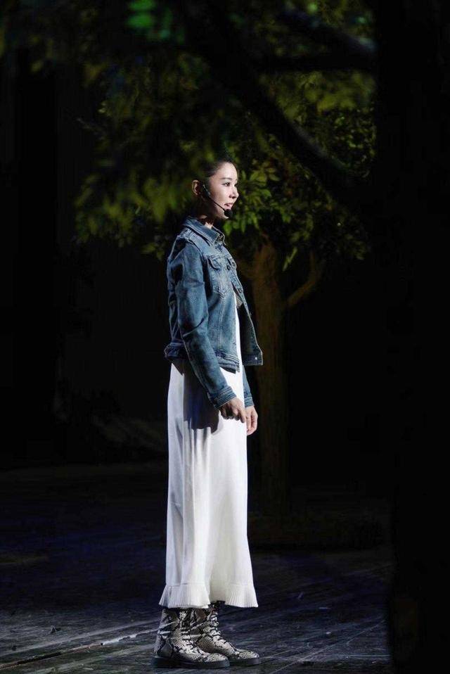 李小萌 李小萌身材真丰满！身穿白色吊带连衣裙性感高级，美得太出众