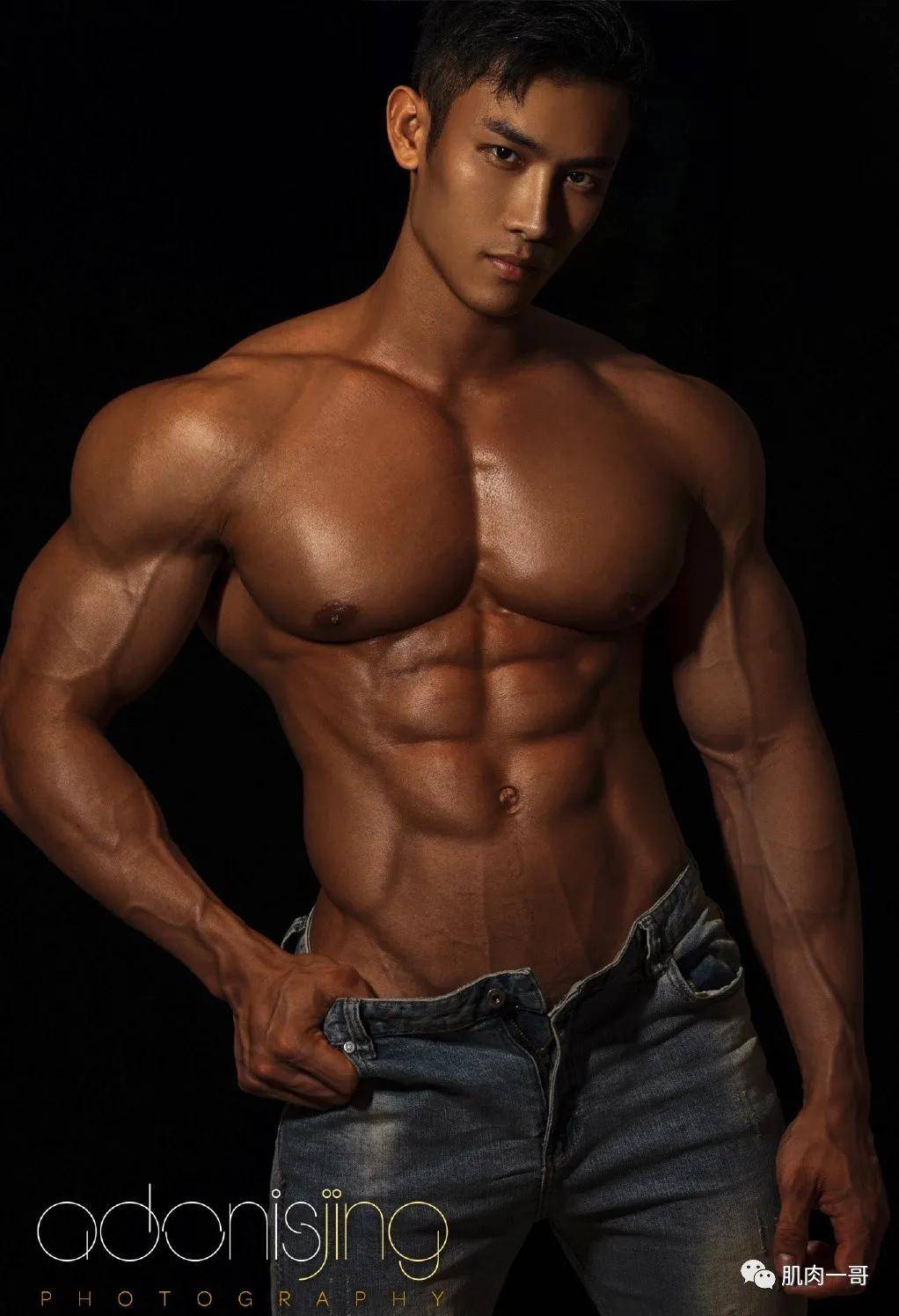 健身|180cm健体冠军拍肌肉写真走红，这肉体太撩了