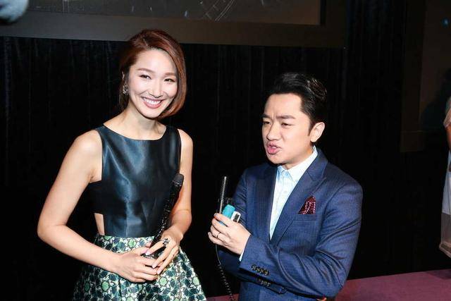 身材 李亚男到底多美?无袖连衣裙高级大气,腰部镂空展现“水蛇腰”