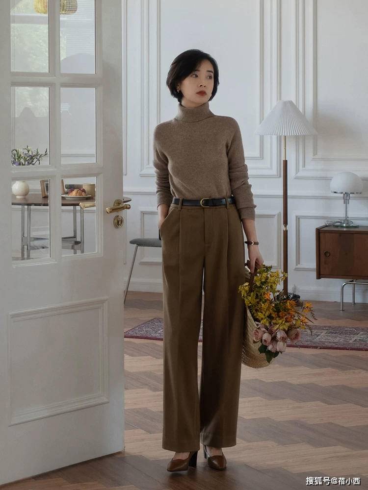 黑色 “直筒裤”不愧是裤子中的时髦精,搭配毛衣、羽绒服,保暖又高级