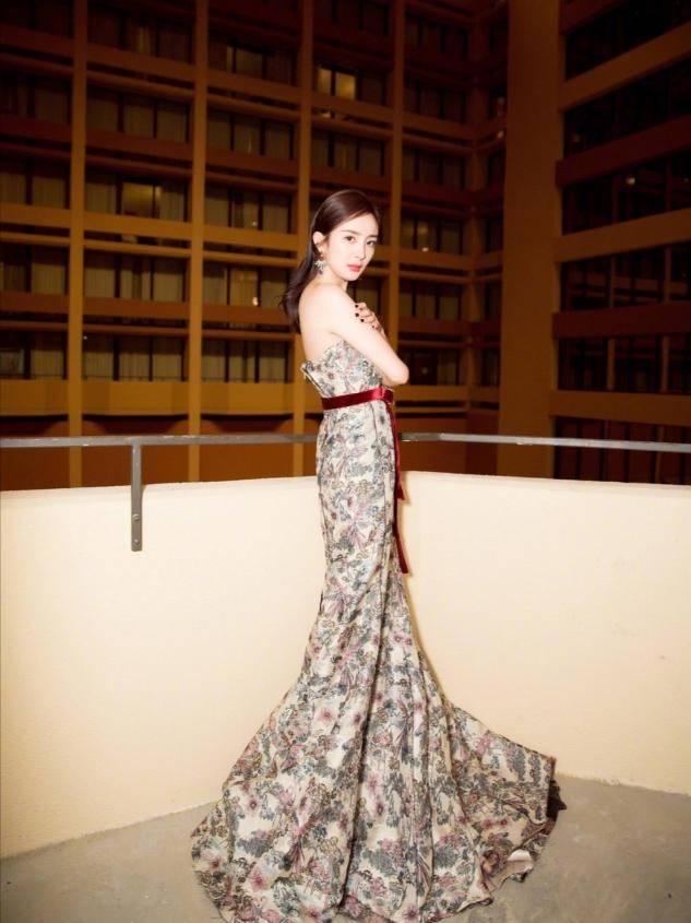 设计 杨幂最新广告造型曝光,穿黑色深V礼服配盘发,展现成熟女人魅力