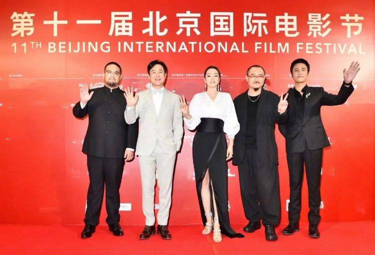 阿云嘎 北影节红毯:巩俐长裙高开叉,关晓彤秀长腿,马伊琍短发温柔