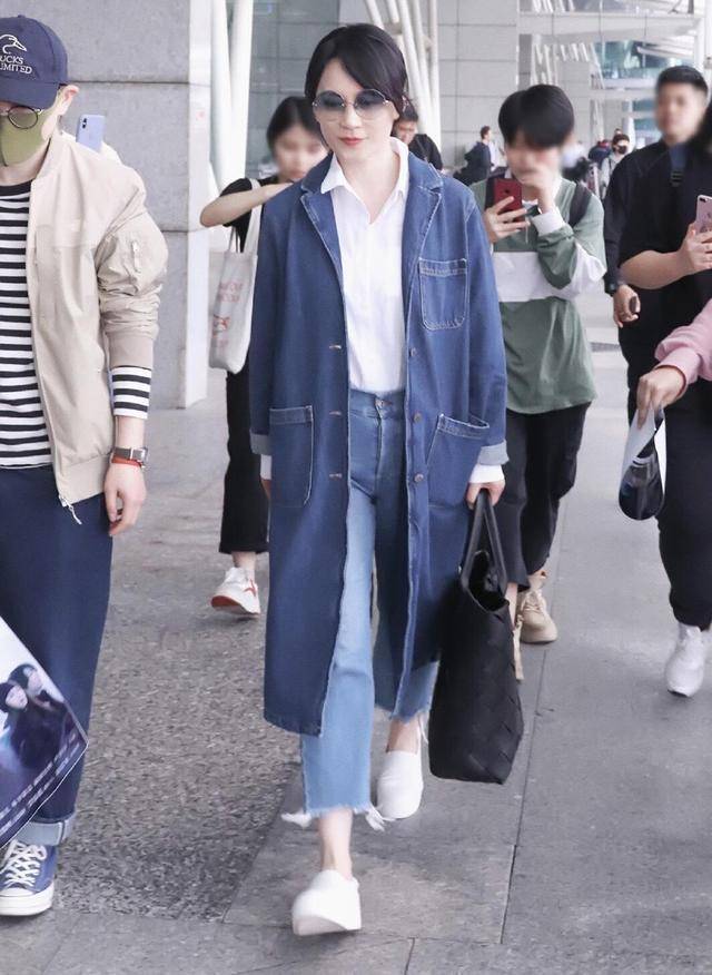 设计 俞飞鸿真的太美！长款牛仔外套配白衬衫简约大气，看不出已经49岁