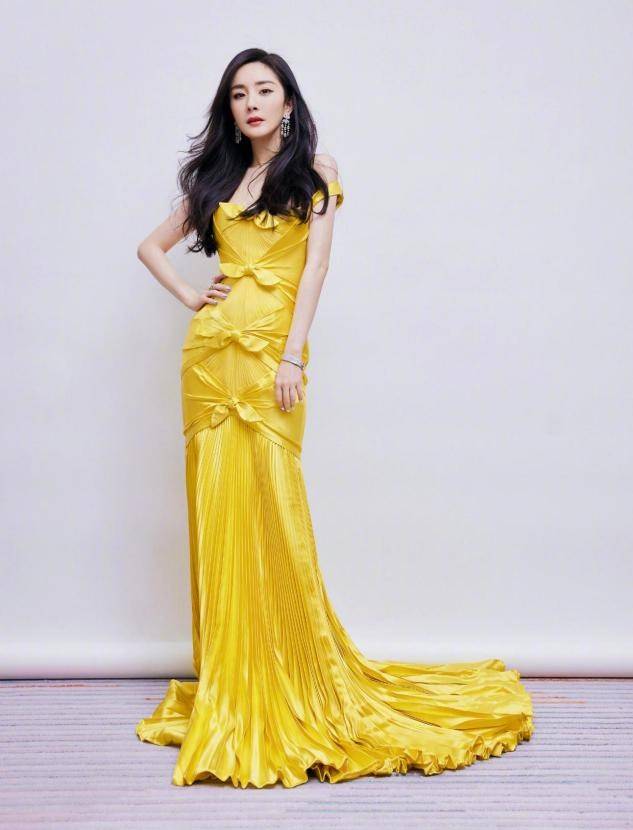 设计 杨幂最新广告造型曝光,穿黑色深V礼服配盘发,展现成熟女人魅力