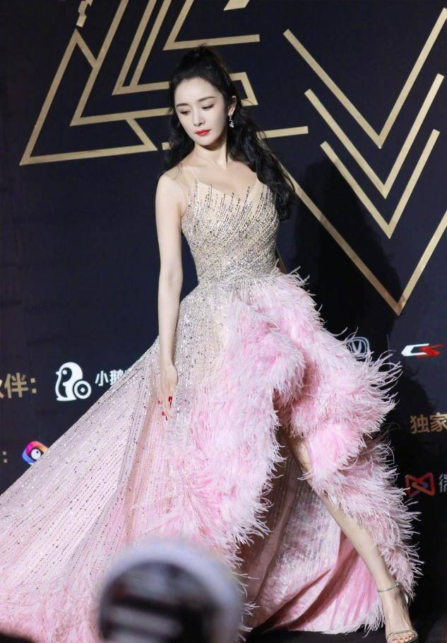 设计 杨幂最新广告造型曝光,穿黑色深V礼服配盘发,展现成熟女人魅力