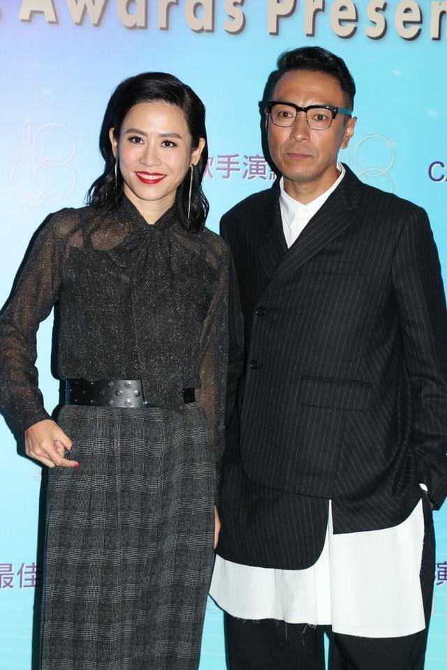 女神 宣萱49岁依旧魅力十足!黑色薄纱上衣配格子裤率性利落,稳重大气