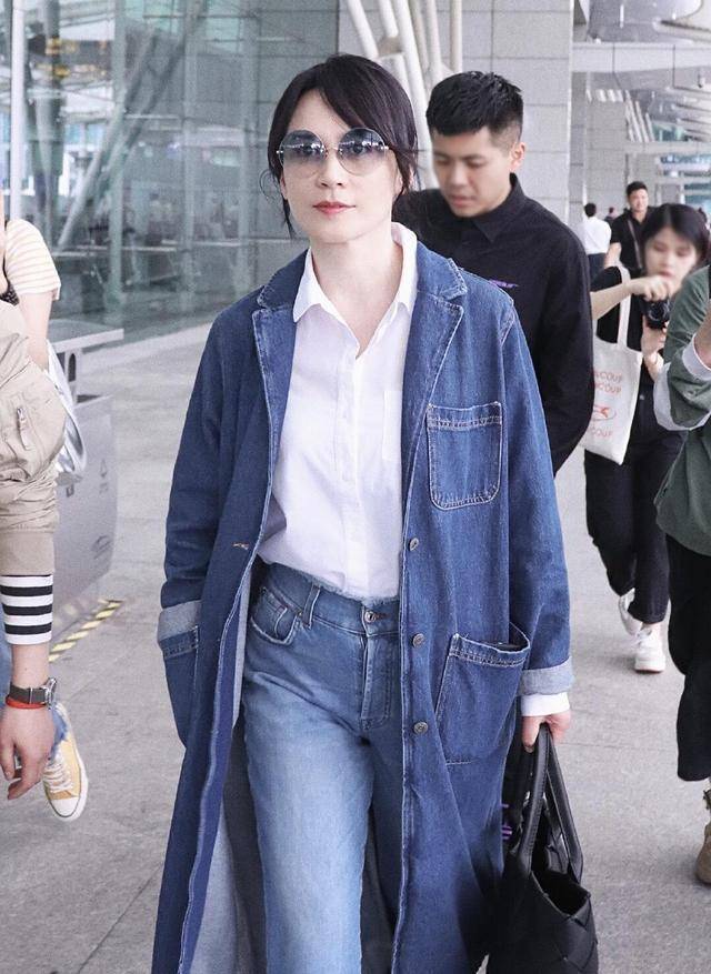 设计 俞飞鸿真的太美！长款牛仔外套配白衬衫简约大气，看不出已经49岁