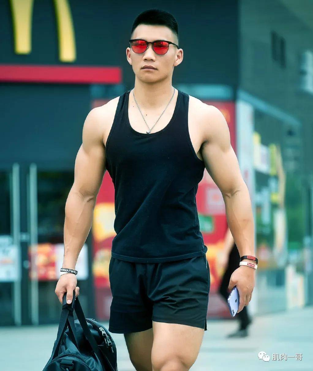 26岁大胸肌教练c位出圈,网友们又可了_肌肉_身材_健身房