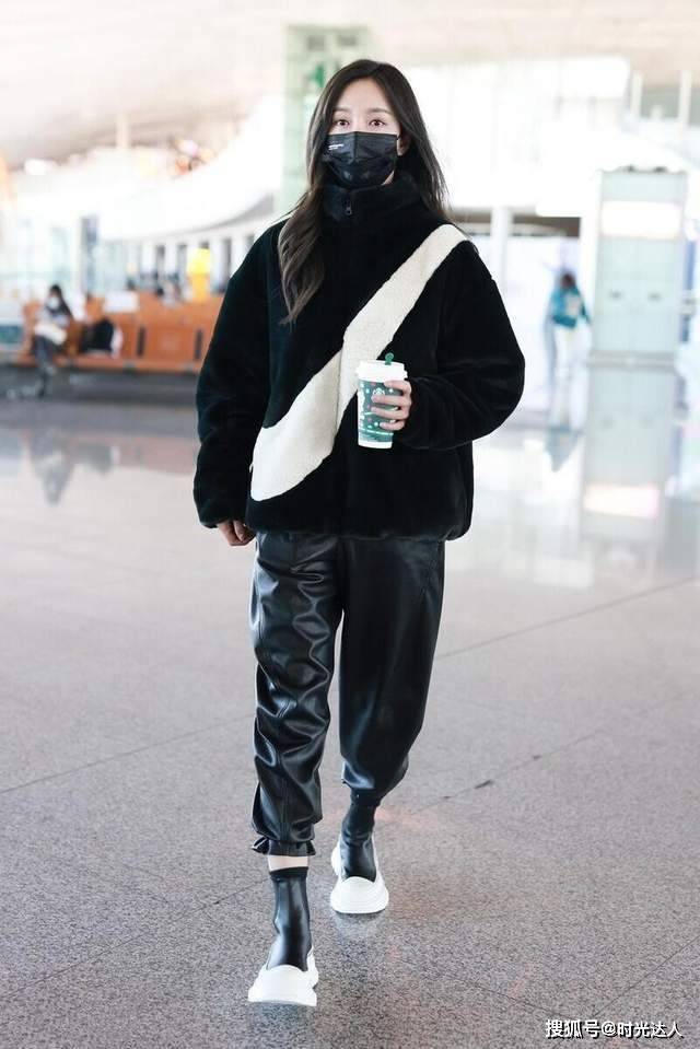 设计 沈梦辰的品味越来越有国际范，一身黑打造采用不同材质，时髦高级