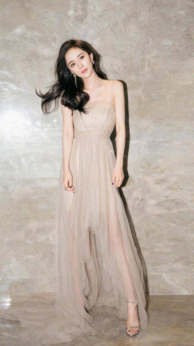 设计 杨幂最新广告造型曝光,穿黑色深V礼服配盘发,展现成熟女人魅力