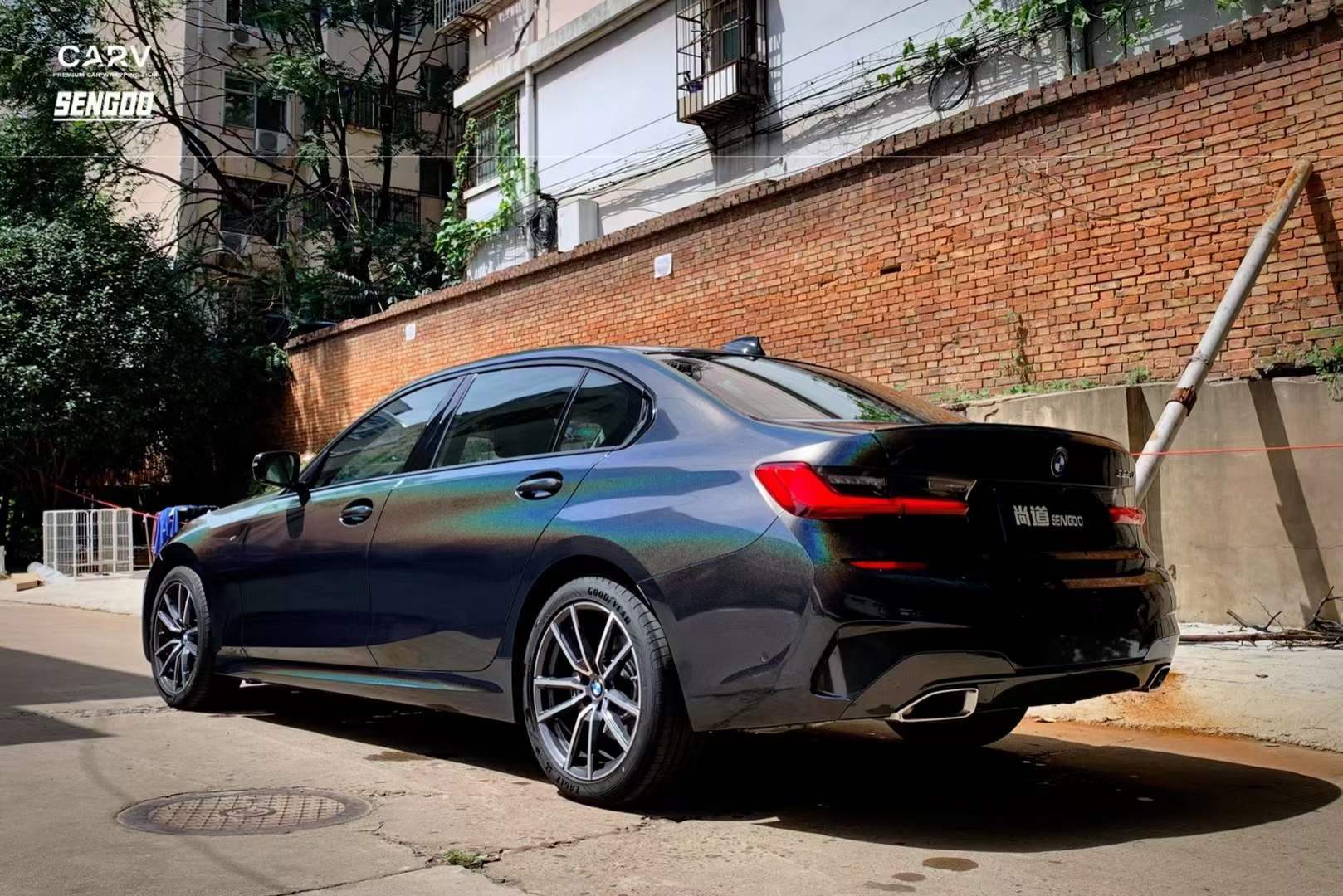 卡孚改色膜:宝马3系改色镭射黑