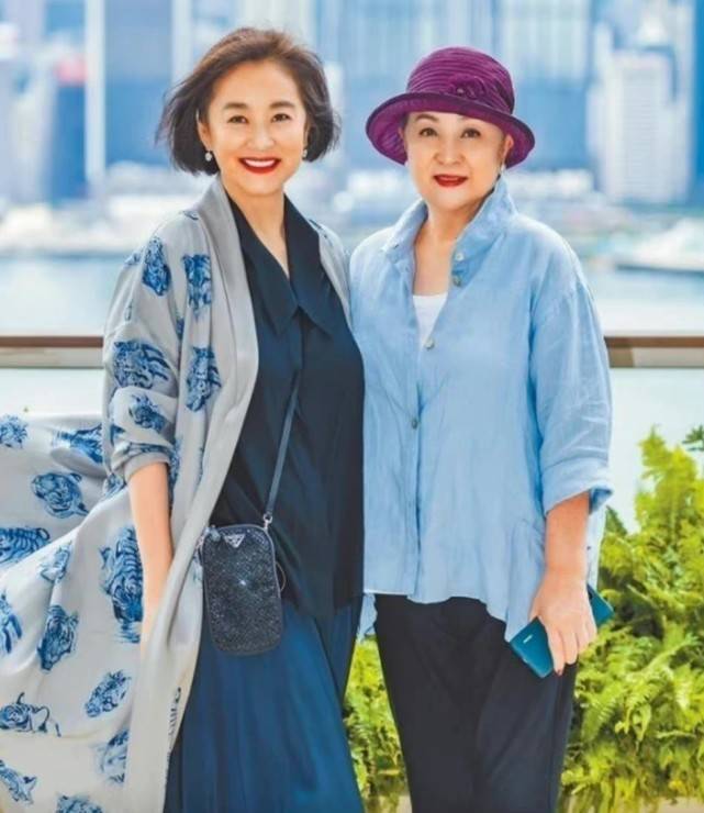 颜色 67岁林青霞罕见露面！参加聚会美成焦点，穿衬衫颜值不老太女神