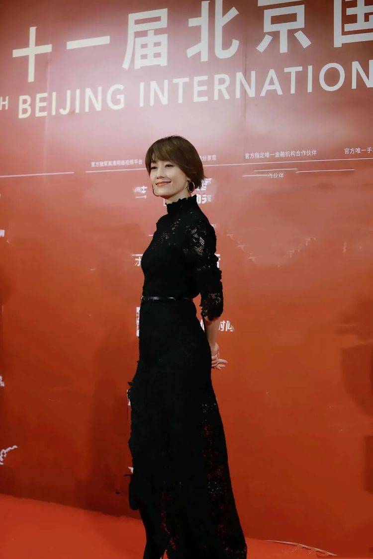 阿云嘎 北影节红毯:巩俐长裙高开叉,关晓彤秀长腿,马伊琍短发温柔