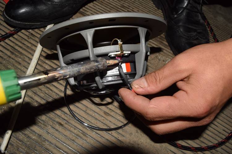 喇叭安装,线材焊接处理.