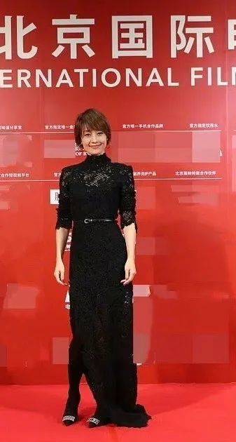 阿云嘎 北影节红毯:巩俐长裙高开叉,关晓彤秀长腿,马伊琍短发温柔