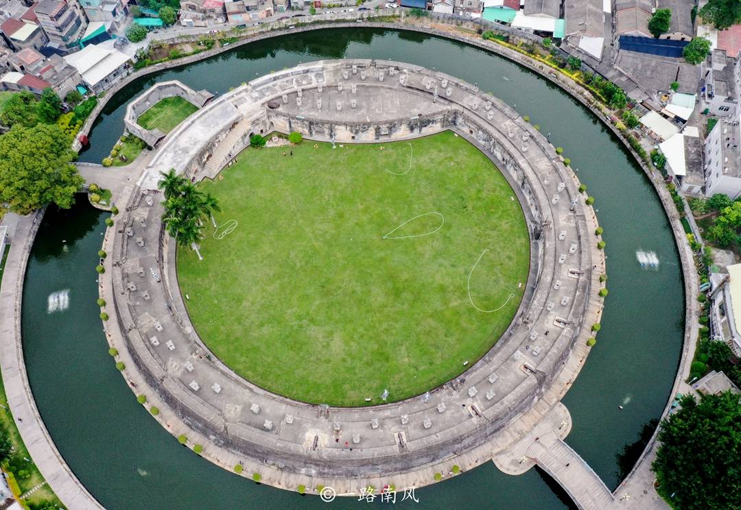 指数|汕头旅行发现奇特的环形城堡，城外还有护城河，已经一百多年
