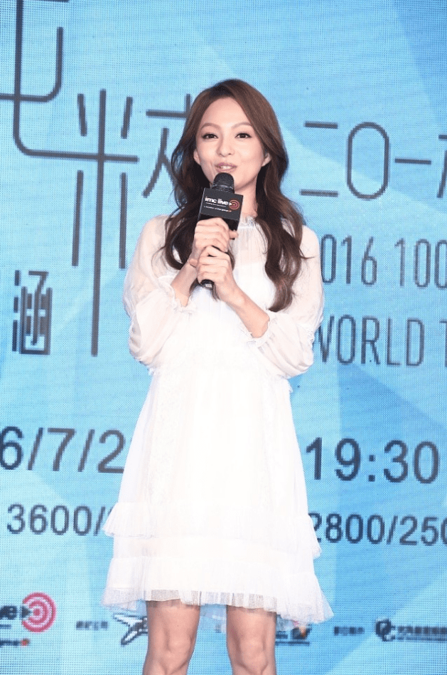 小白 真是别人的39岁！张韶涵穿白裙像“仙子”，脸上无瑕疵身材也超棒