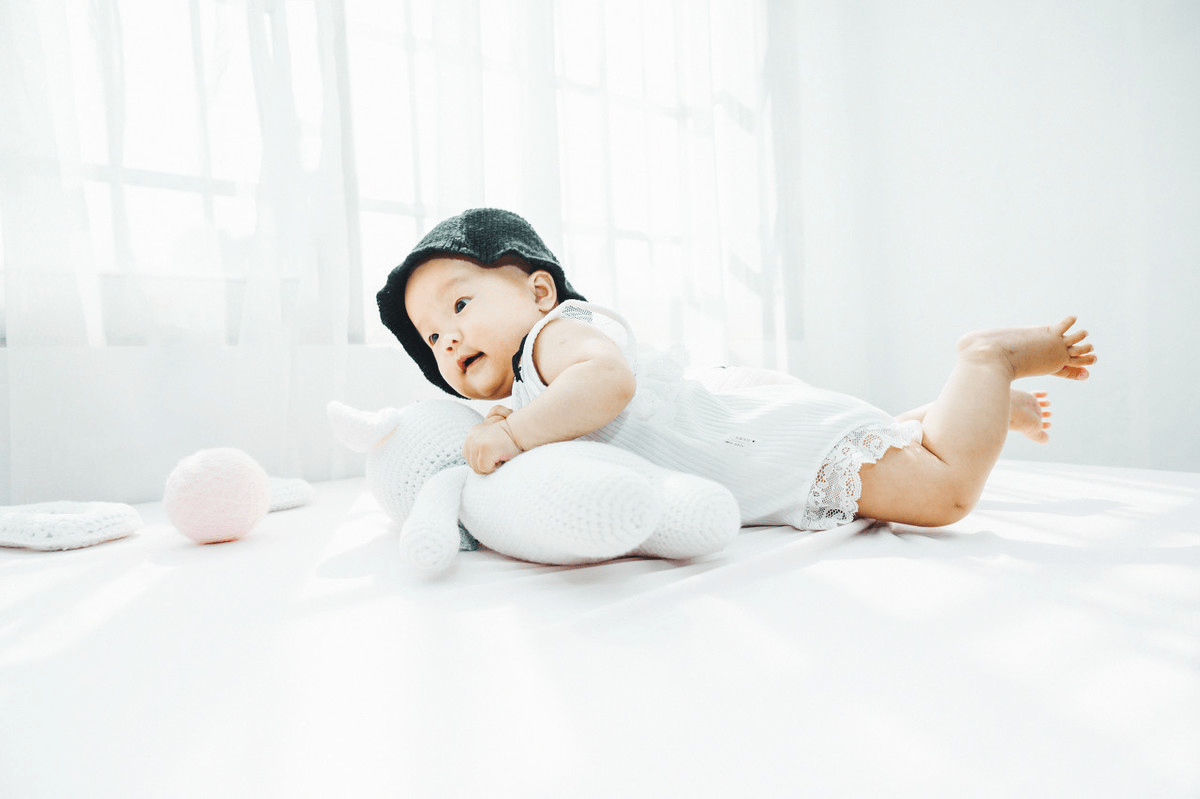 大脑发育好,婴儿期就有迹可循,父母留意宝宝是否有这几个反应