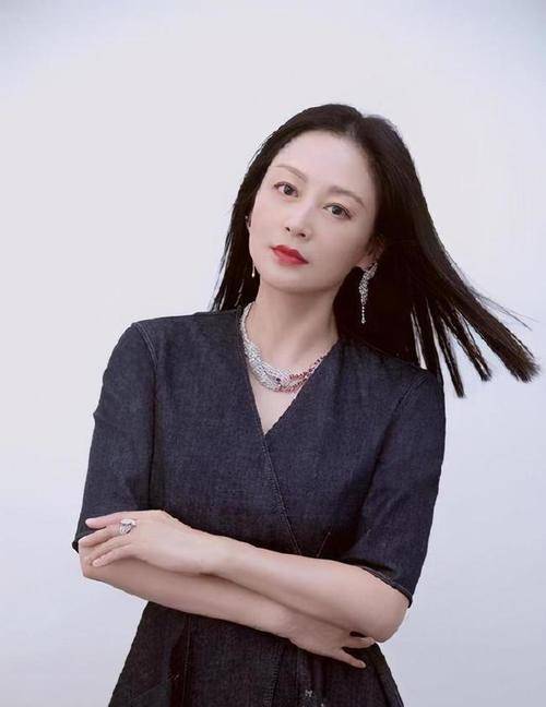 黑色 陈凯歌陈红合体走机场,老公手搭肩老婆秀恩爱,陈红穿卫衣好减龄