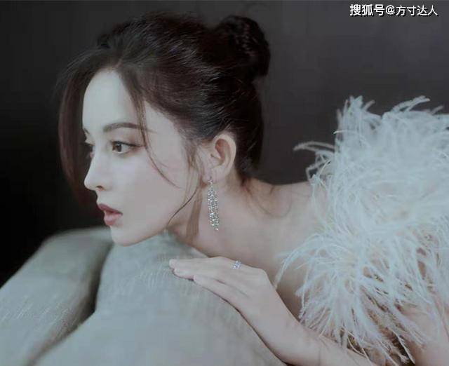 玲珑 古力娜扎令人惊艳，一身金孔雀造型宛如仙女，玲珑有致身材是一绝