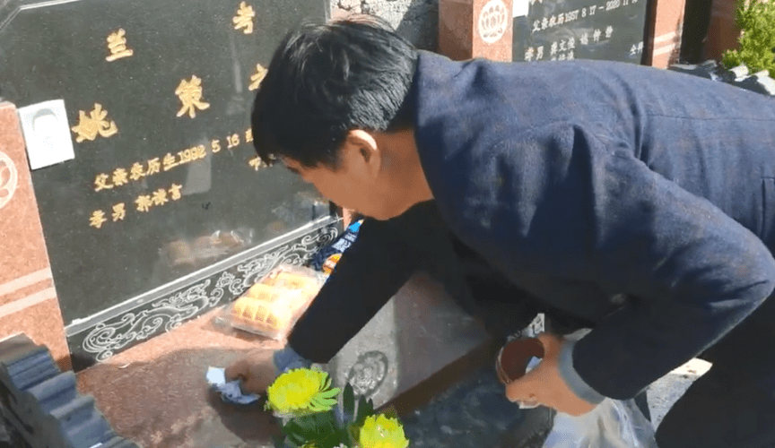 杜大娘去给姚策烧纸了,墓碑上一个字表明姚策早就知道真相_景德镇