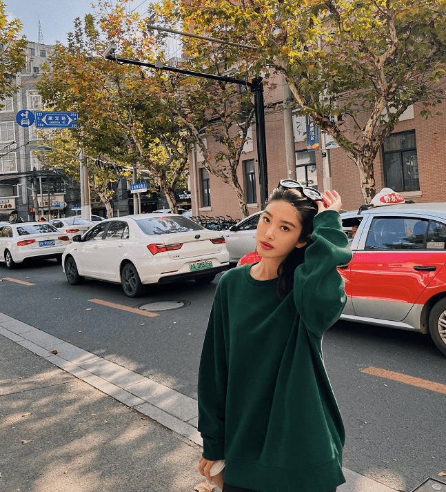 颜色 杨采钰自带贵气，穿卫衣也能拥有法式风的优雅，配鲨鱼裤挺个性的