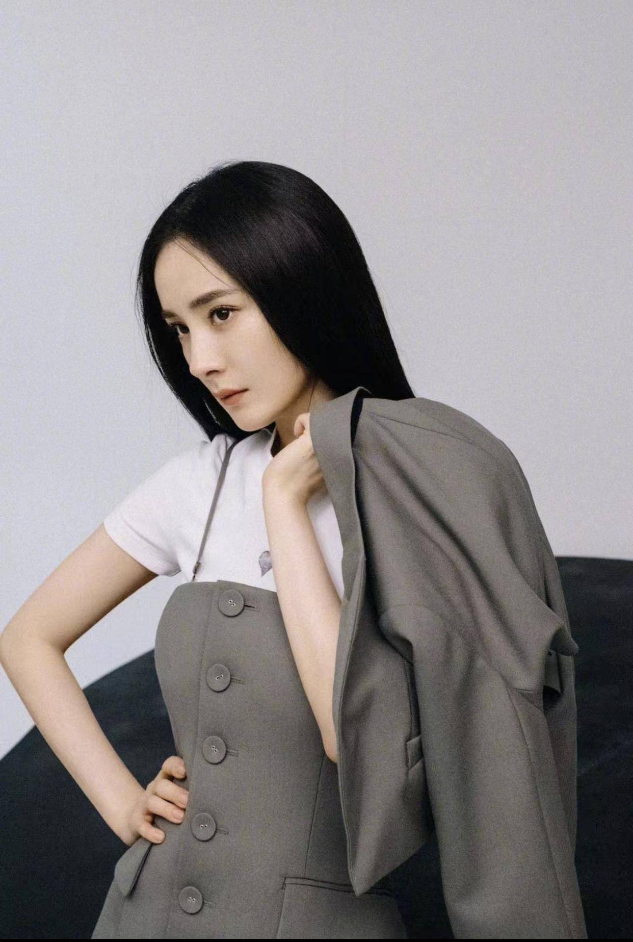 杨幂纯白露腰高叉长裙亮相,配大波浪卷发,魅力十足_休闲_黑色_白色