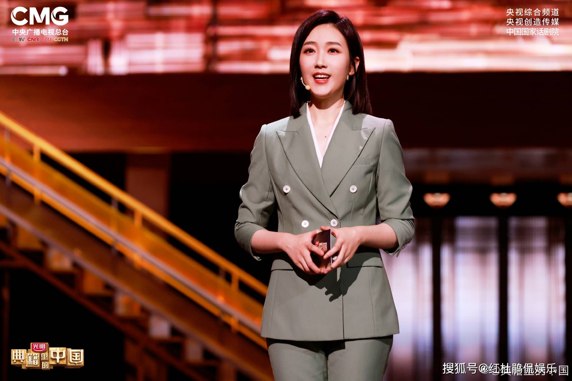 原创央视主持人新生代两大赢家张舒越成晚会新宠王嘉宁被文化综艺重用