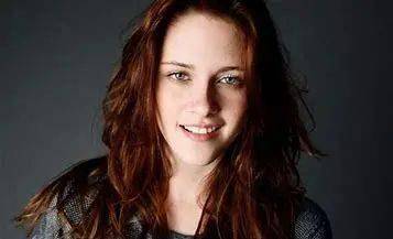 漂亮|《斯宾塞》上映,人间扳手克里斯汀身材诱惑,“维纳斯的酒窝”也太醉人了