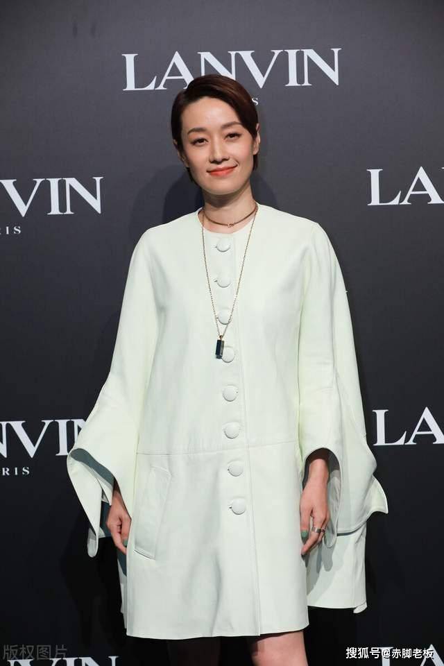 马伊琍马伊琍终于扎头发了，戴英文墨镜时髦洋气，少了酷感多了柔美