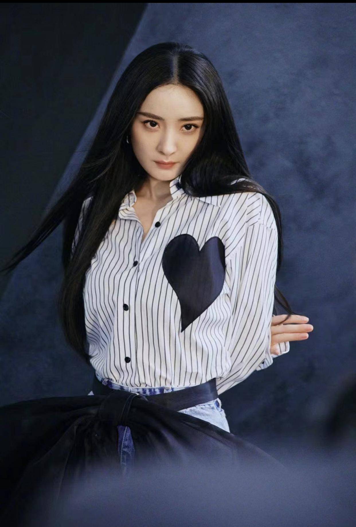 杨幂纯白露腰高叉长裙亮相,配大波浪卷发,魅力十足_休闲_黑色_白色