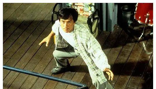 电影|成龙邀五大导演拍摄霹雳火，毁了百余辆赛车，却让嘉禾倒赔一亿多