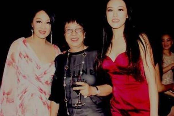 谢娜正式担任央视主持官宣后穿橘夹克高调现身脸上笑容藏不住谢娜兼任