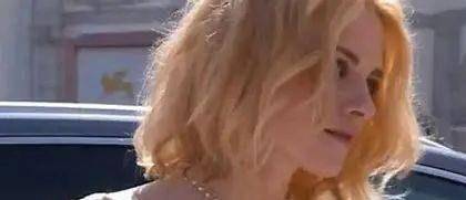 漂亮|《斯宾塞》上映,人间扳手克里斯汀身材诱惑,“维纳斯的酒窝”也太醉人了