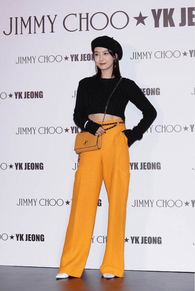 黑色 宋茜为了显高也真挺拼的,穿露胃毛衣配高腰裤,既显高还显比例