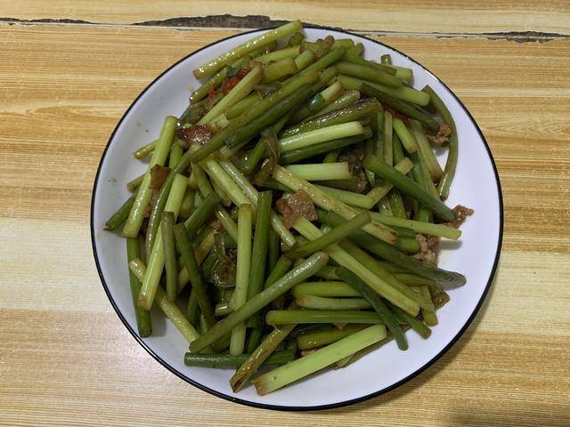 怎样腌制蒜苔简单好吃 7c2b12d63c684074a631385061dc9970.jpeg